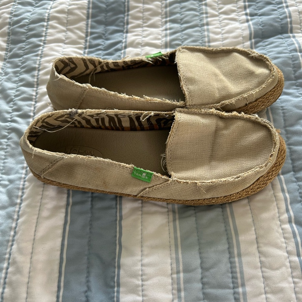 Sanuk Fiona natural flat size 6